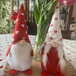 Set of 2 matching Valentine’s Day gnome decoration with hearts